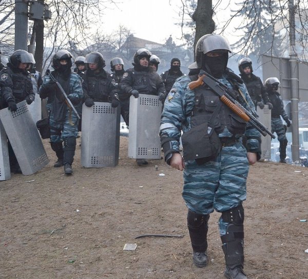 Толпа "евроинтеграторов" продолжает бесноваться. "Беркут" ждет команду на восстановление порядка