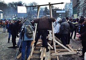 На Грушевского в Киеве строят катапульту