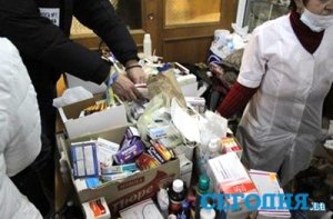 Митингующие оборудовали в здании НАН Украины медпункт с операционными столами