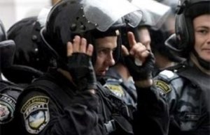 21 января вечером около 30 киевлян навестили боевые позиции блокпосты ВВ и «Беркута» в правительственном районе города