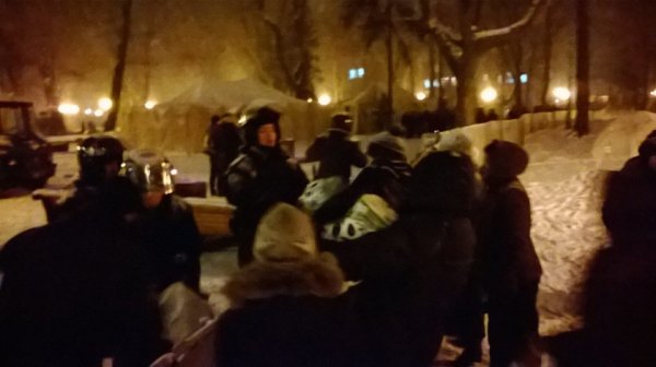 21 января вечером около 30 киевлян навестили боевые позиции блокпосты ВВ и «Беркута» в правительственном районе города