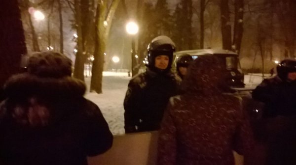 21 января вечером около 30 киевлян навестили боевые позиции блокпосты ВВ и «Беркута» в правительственном районе города