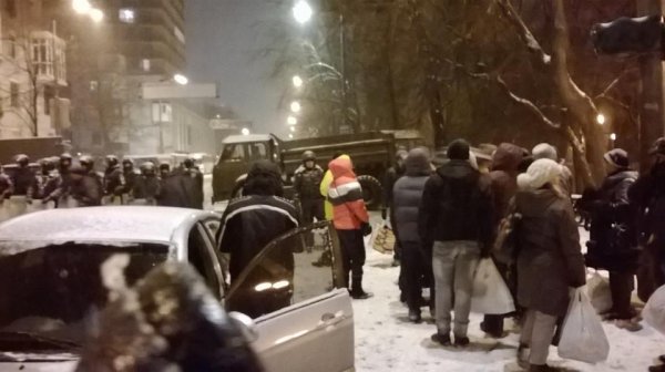 21 января вечером около 30 киевлян навестили боевые позиции блокпосты ВВ и «Беркута» в правительственном районе города