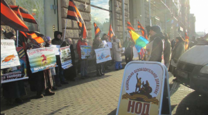 Активисты НОД пикетируют посольство США в Москве: Руки прочь от Украины!