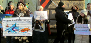 Активисты НОД пикетируют посольство США в Москве: Руки прочь от Украины!