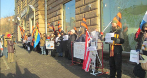 Активисты НОД пикетируют посольство США в Москве: Руки прочь от Украины!