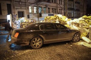 В центре Киева "Бентли" протаранил баррикаду демонстрантов