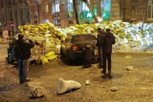 В центре Киева "Бентли" протаранил баррикаду демонстрантов