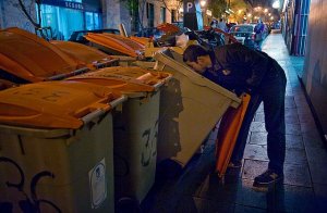 В Лондоне трех человек будут судить за кражу продуктов из мусорки.