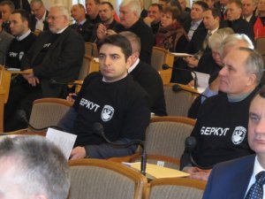 Добкин и депутаты от ПР пришли в облсовет в футболках "Беркута"