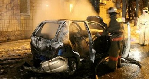 За ночь в Киеве сгорели машины семи автомайдановцев, посольства Канады и оператора 5 канала