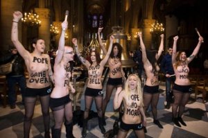 Собор Парижской Богоматери подает в суд на FEMEN