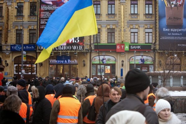 Майданутые европид@ры встретили киевлян арматурой, битами, дубинками и кувалдами