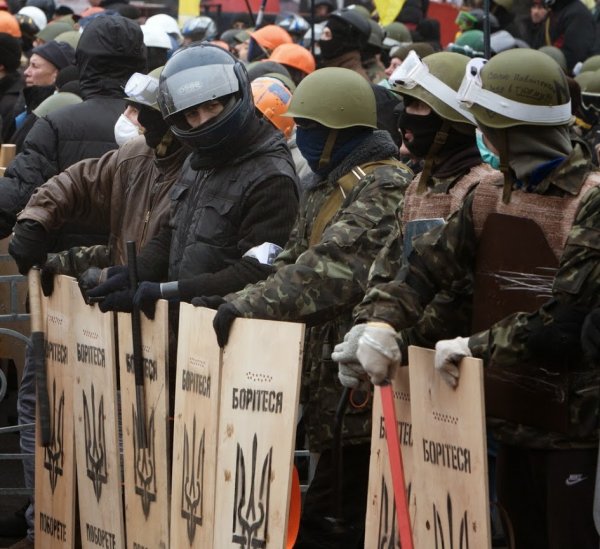 Майданутые европид@ры встретили киевлян арматурой, битами, дубинками и кувалдами