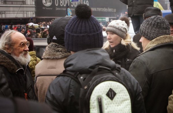 Майданутые европид@ры встретили киевлян арматурой, битами, дубинками и кувалдами