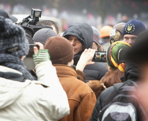 Майданутые европид@ры встретили киевлян арматурой, битами, дубинками и кувалдами