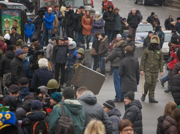 Майданутые европид@ры встретили киевлян арматурой, битами, дубинками и кувалдами