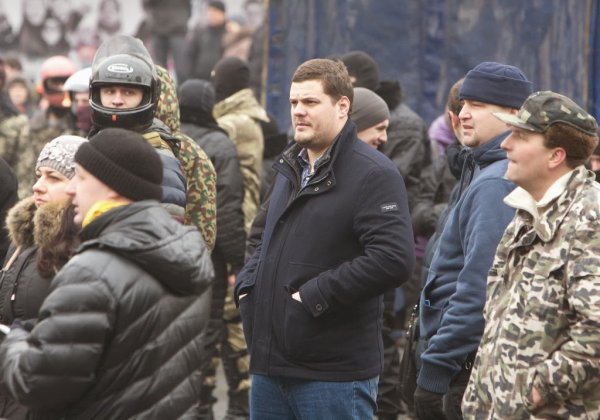 Майданутые европид@ры встретили киевлян арматурой, битами, дубинками и кувалдами