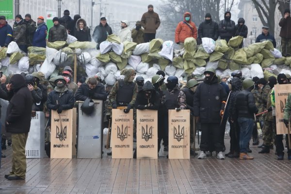 Майданутые европид@ры встретили киевлян арматурой, битами, дубинками и кувалдами