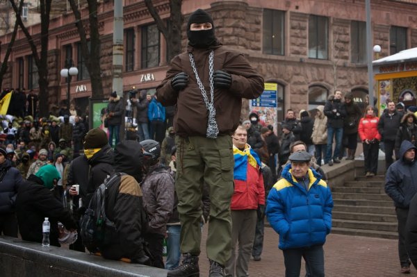 Майданутые европид@ры встретили киевлян арматурой, битами, дубинками и кувалдами