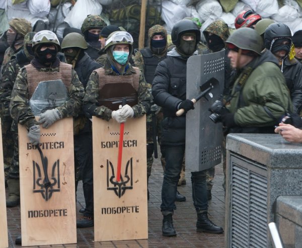 Майданутые европид@ры встретили киевлян арматурой, битами, дубинками и кувалдами