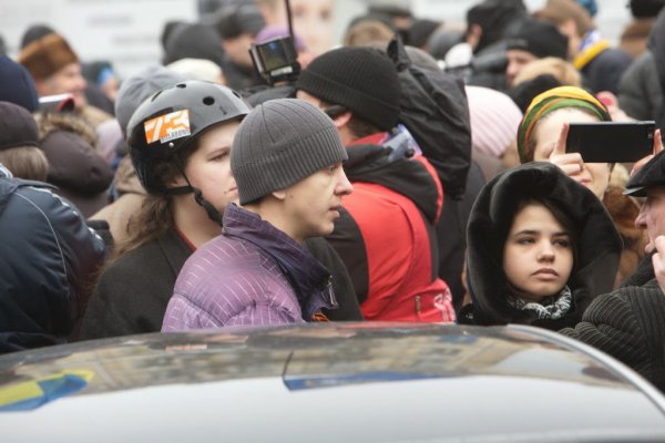 Майданутые европид@ры встретили киевлян арматурой, битами, дубинками и кувалдами