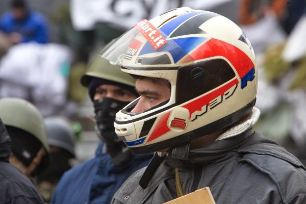 Майданутые европид@ры встретили киевлян арматурой, битами, дубинками и кувалдами