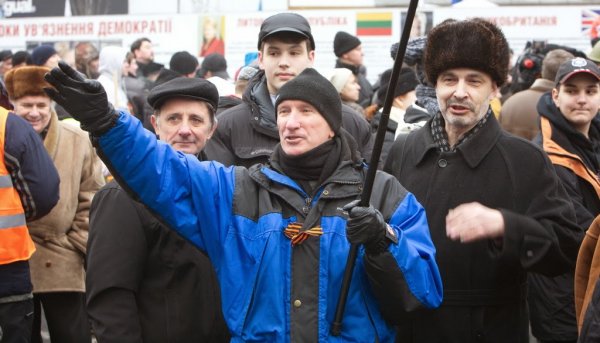 Майданутые европид@ры встретили киевлян арматурой, битами, дубинками и кувалдами