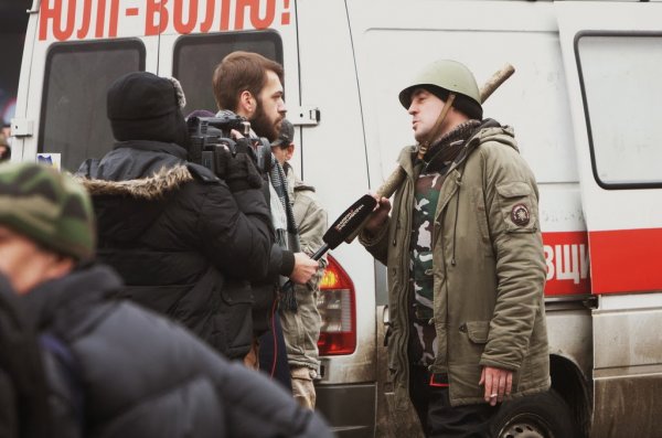 Майданутые европид@ры встретили киевлян арматурой, битами, дубинками и кувалдами