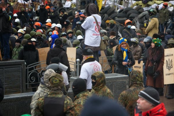 Майданутые европид@ры встретили киевлян арматурой, битами, дубинками и кувалдами