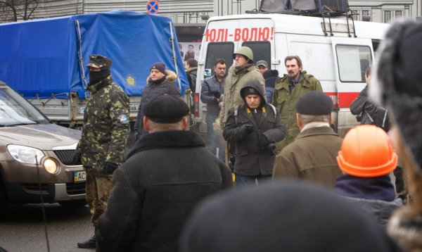 Майданутые европид@ры встретили киевлян арматурой, битами, дубинками и кувалдами