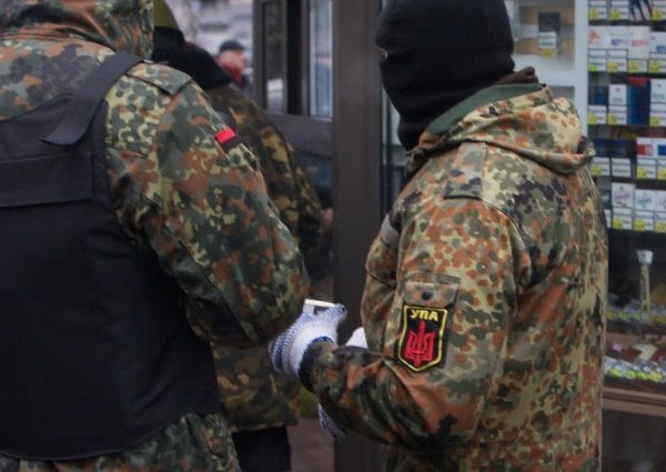 Майданутые европид@ры встретили киевлян арматурой, битами, дубинками и кувалдами