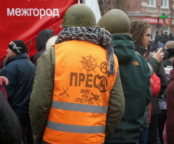 Майданутые европид@ры встретили киевлян арматурой, битами, дубинками и кувалдами