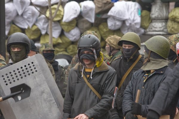 Майданутые европид@ры встретили киевлян арматурой, битами, дубинками и кувалдами