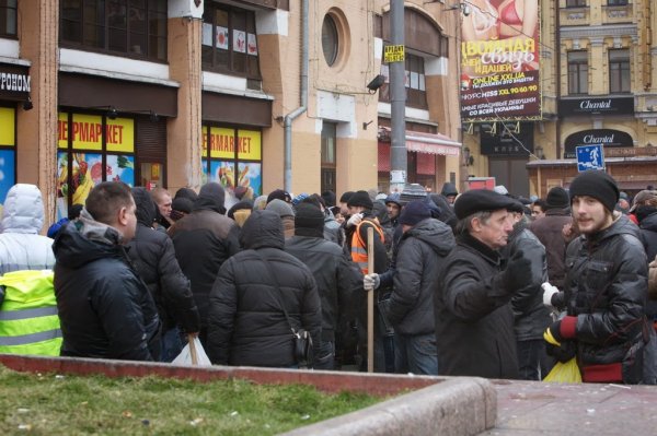 Майданутые европид@ры встретили киевлян арматурой, битами, дубинками и кувалдами