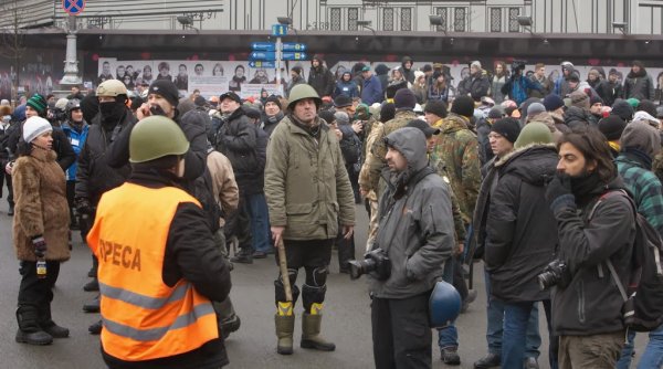 Майданутые европид@ры встретили киевлян арматурой, битами, дубинками и кувалдами