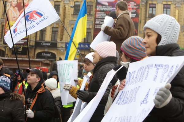 Майданутые европид@ры встретили киевлян арматурой, битами, дубинками и кувалдами