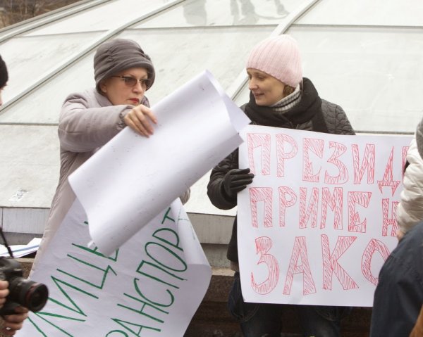 Майданутые европид@ры встретили киевлян арматурой, битами, дубинками и кувалдами