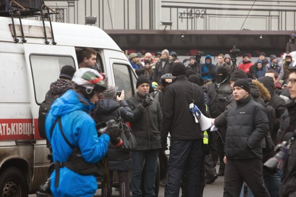 Майданутые европид@ры встретили киевлян арматурой, битами, дубинками и кувалдами