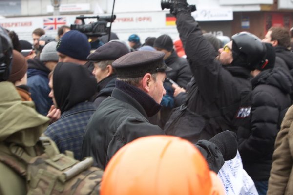 Майданутые европид@ры встретили киевлян арматурой, битами, дубинками и кувалдами