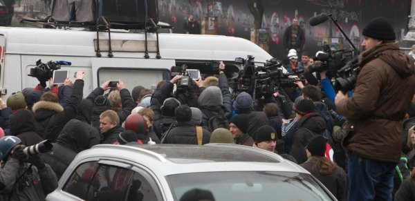 Майданутые европид@ры встретили киевлян арматурой, битами, дубинками и кувалдами