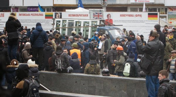 Майданутые европид@ры встретили киевлян арматурой, битами, дубинками и кувалдами