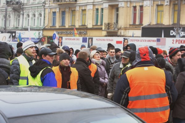 Майданутые европид@ры встретили киевлян арматурой, битами, дубинками и кувалдами