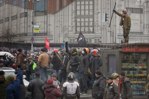 Майданутые европид@ры встретили киевлян арматурой, битами, дубинками и кувалдами