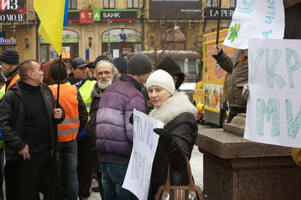 Майданутые европид@ры встретили киевлян арматурой, битами, дубинками и кувалдами