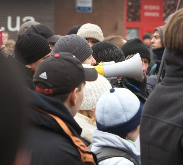 Майданутые европид@ры встретили киевлян арматурой, битами, дубинками и кувалдами