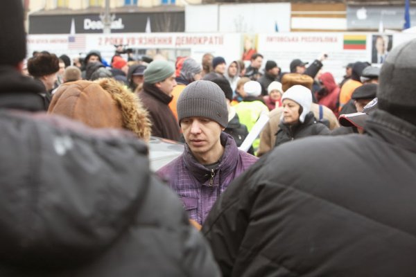 Майданутые европид@ры встретили киевлян арматурой, битами, дубинками и кувалдами