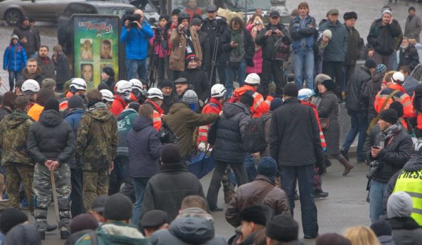 Майданутые европид@ры встретили киевлян арматурой, битами, дубинками и кувалдами