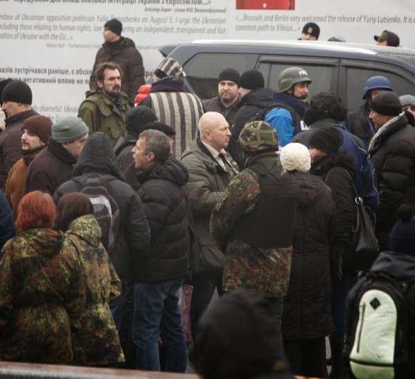 Майданутые европид@ры встретили киевлян арматурой, битами, дубинками и кувалдами