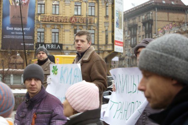 Майданутые европид@ры встретили киевлян арматурой, битами, дубинками и кувалдами